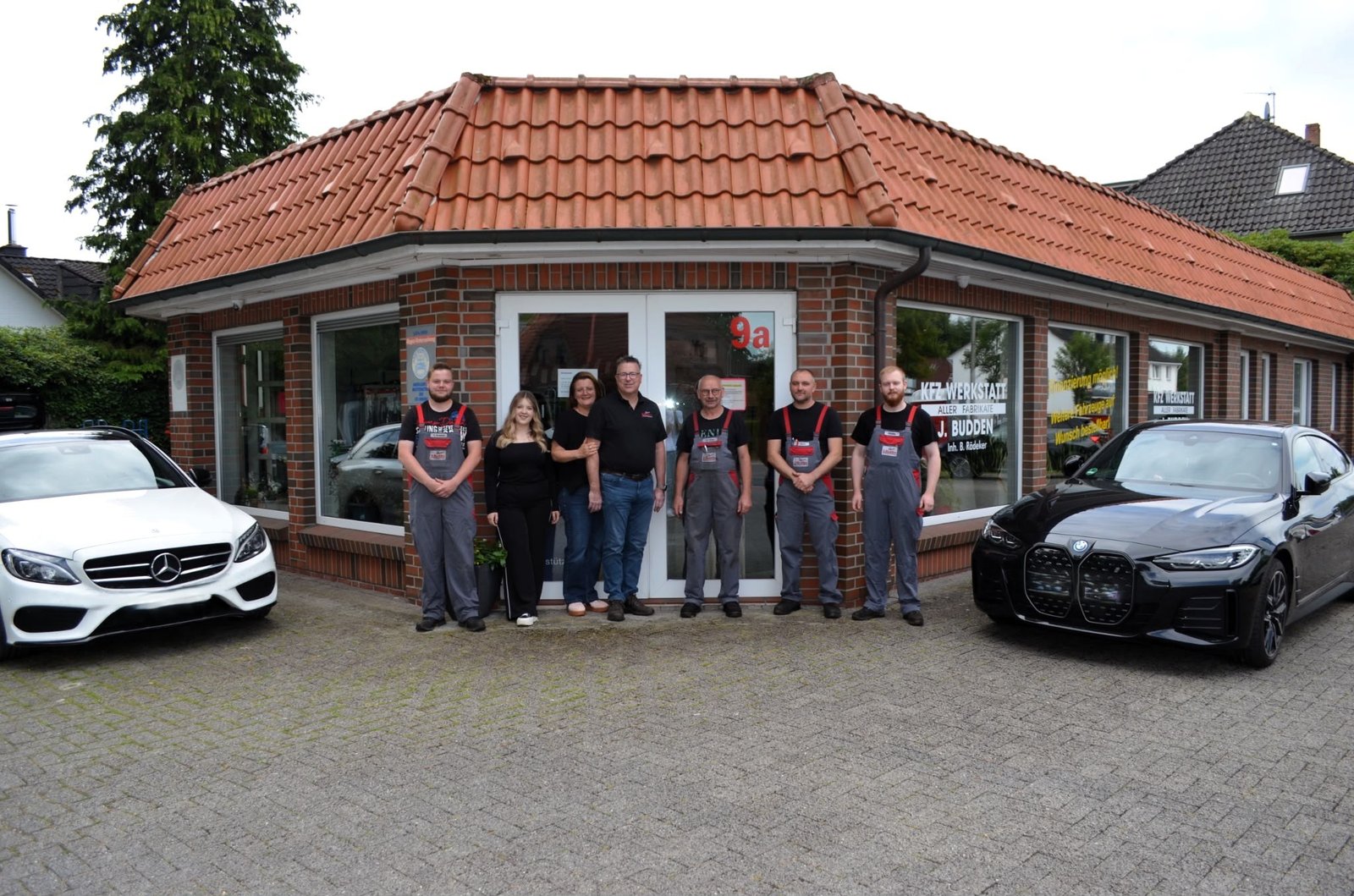Das Team der Kfz-Werkstatt J. Budden vor der Kundenannahme